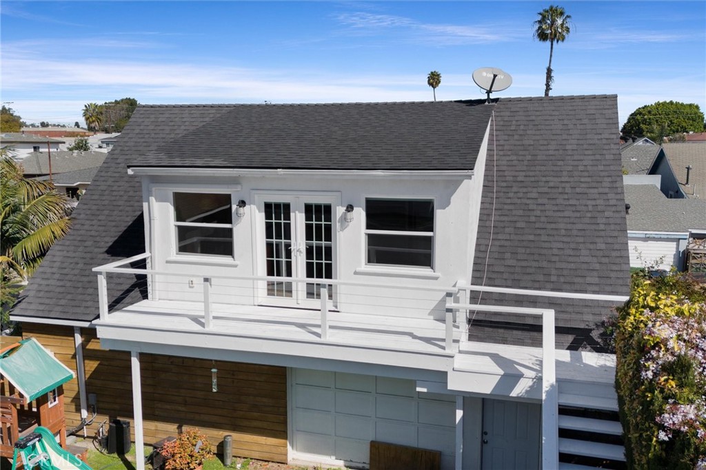 Enjoy tranquil coastal living in this beautifull loft with Cabrillo Marina Views, located just a short walk from Crafted at the Port of Los Angeles. Nestled in the quiet Plaza neighborhood of San Pedro, this private retreat offers stunning balcony views of the boats in the Cabrillo Marina.
Located at the rear of a vintage Craftsman home, this standalone unit sits above a 3-car garage and includes 1 designated garage parking space with direct access to your unit—a rare convenience!
Features include:
Open-concept loft layout with serene marina views -
A/C Split System -
Private balcony overlooking the water -
Full kitchen with stove and refrigerator -
In-unit washer and dryer – no shared laundry -
All utilities included in rent (gas, water, electricity, trash) -
Ideal for busy professionals or empty nesters seeking peace and privacy.
This is a unique opportunity to live in a quiet, tucked-away location while staying close to waterfront attractions, dining, and local art scenes.
Don't miss this one-of-a-kind loft – schedule your viewing today!