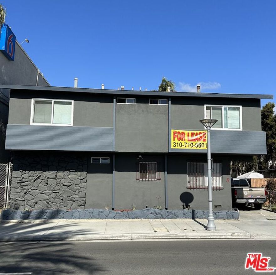 MOVE IN SPECIAL!!! $600 DOLLARS OFF FOR THE 1ST MONTH!!! REMODELED 1 BEDROOM 1 BATHROOM UNIT!!! This spacious unit consist of NEW Interior paint throughout, NEWER wood flooring, NEWER kitchen granite counter tops, NEWER light fixtures, NEWER tile in bathroom, NEWER closet doors, NEWER ceiling fans, NEWER Exterior paint throughout. Unit is situated just blocks from SoFi Stadium, The Forum & the NEW Clippers Intuit Dome. Minutes away from LAX, Costco, Home Depot, Target, Marshals and other major national anchors. Secured complex. Centrally located near 405 FWY.