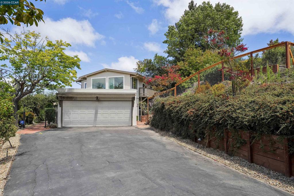 210 Courtney Ln LN, Orinda CA 94563