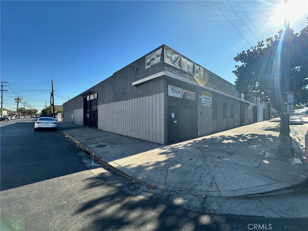 Warehouse second floor studio with full shower includes Office space and bathroom, excellent location close to USC and all the major freeway like the 10,110,5 and the 101. Property is located in a corner lot which will give your new business or existing business plenty of exposure and foot traffic. Located on 2nd floor of a warehouse Main street and 31st with plenty of indoor parking and street parking.