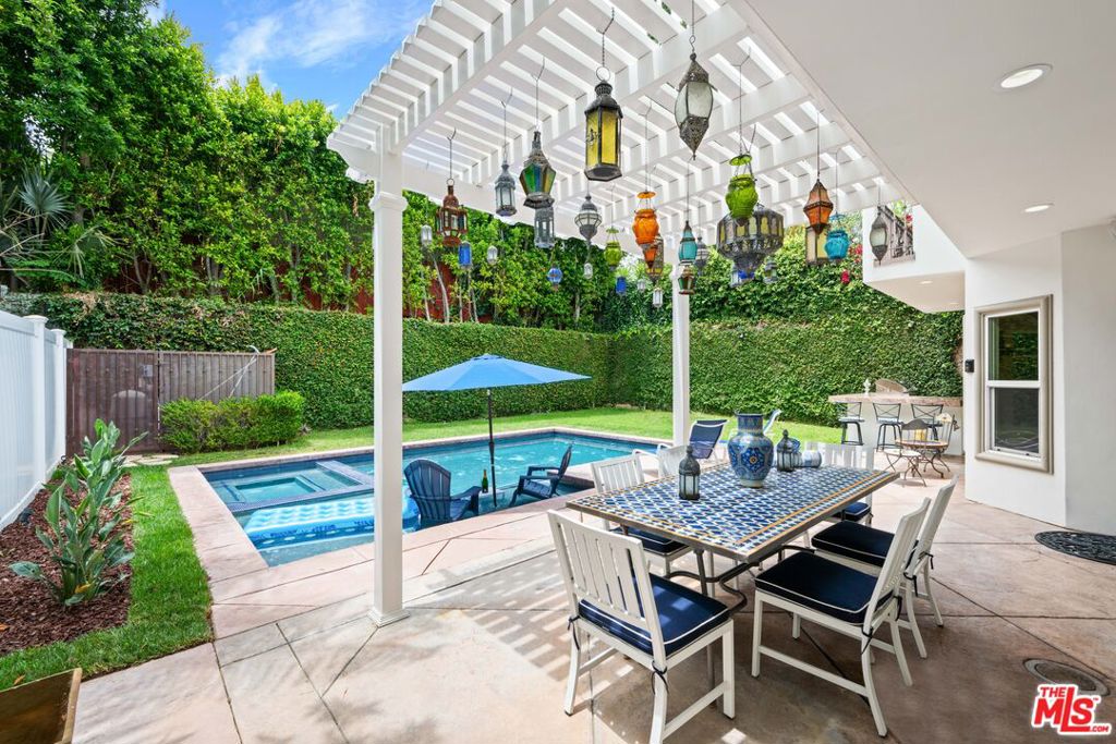 Photo of 5419 Tampa Avenue, Tarzana, CA 91356 (MLS # 26987853)