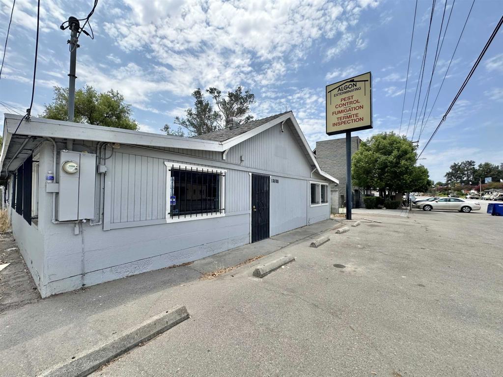 Commercial Office Space for Lease!! Ready for Immediate Occupancy. Position your business in a high traffic corridor with plenty of space to grow. Ideal for: Pest Control, HVAC, Plumbing or contractor operations, Logistic or light industrial users, Medical or professional offices. This property is strategically located just minutes away from Interstate 8. Excellent exposure for signage and branding, On site parking and easy access for service vehicles, equipment or deliveries. Suitable for business that require fleet access or quick regional dispatch.