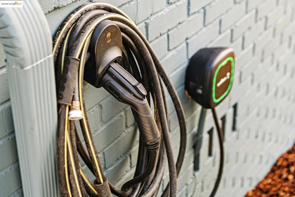 LINCOLN HIGHLAND - Residential