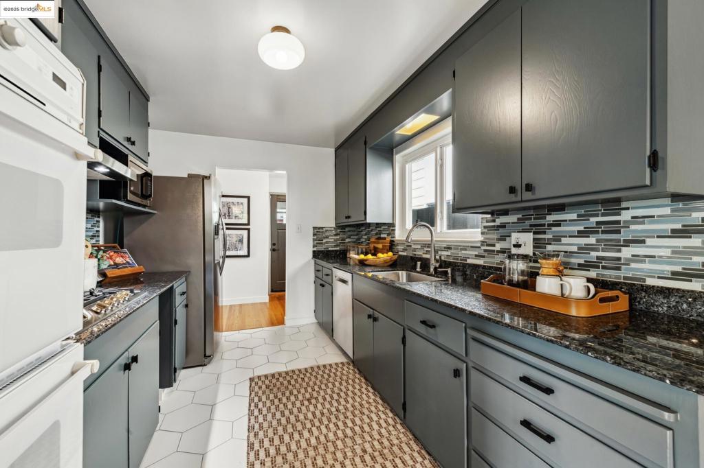 LINCOLN HIGHLAND - Residential