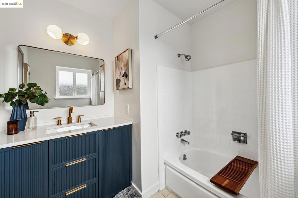 LINCOLN HIGHLAND - Residential