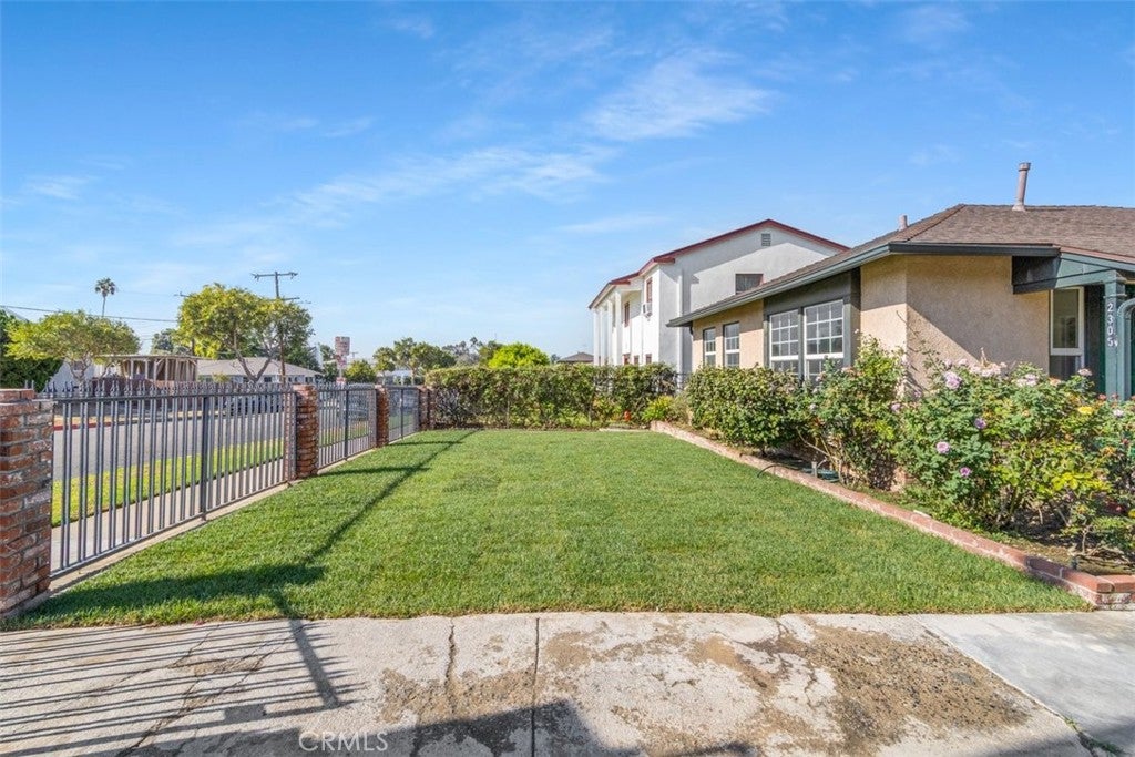 2305 Schoolside