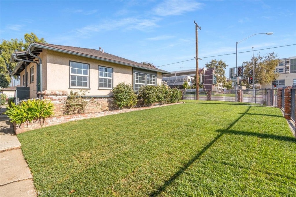 2305 Schoolside