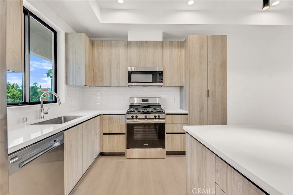 848 N. Hayworth 203