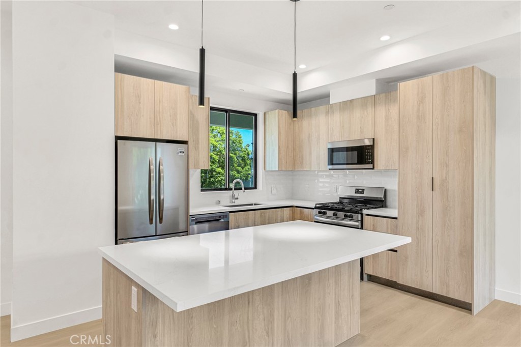 848 N. Hayworth 203