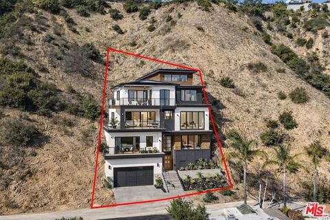 Photo of 3573 Camino De La Cumbre, Sherman Oaks, CA 91423 (MLS # 25581883)