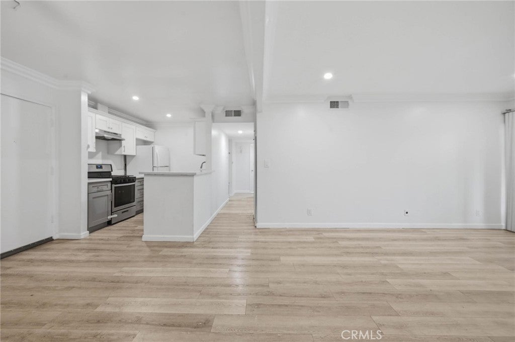 18620 Hatteras Street 206, Tarzana CA 91356