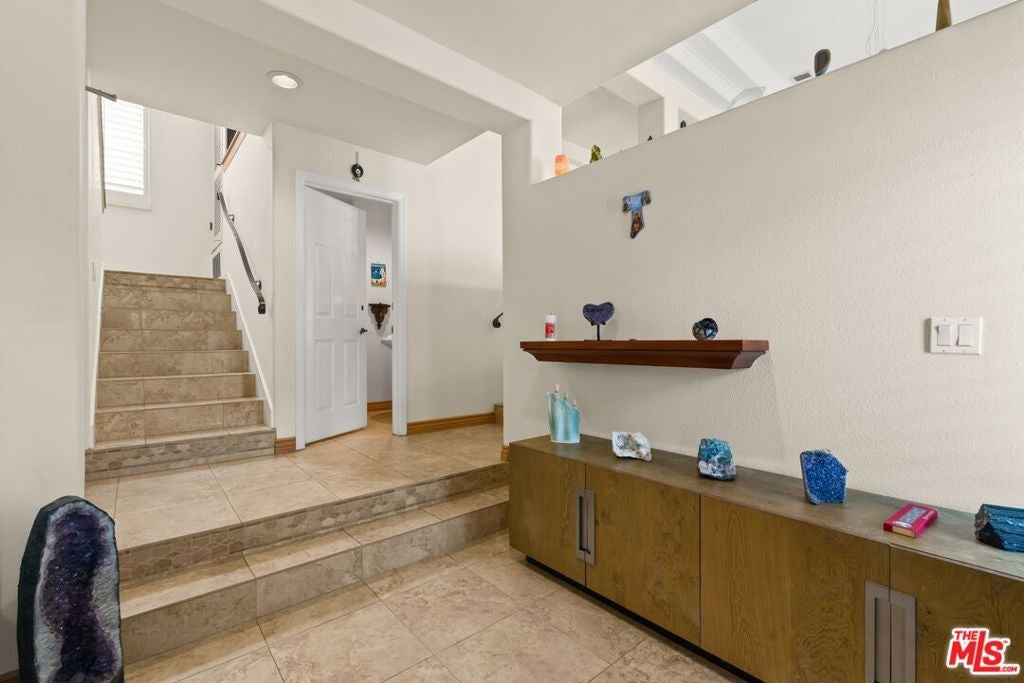 6435 Zumirez Drive 21, Malibu CA 90265