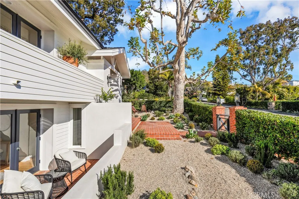 Laguna Beach, California 92651, United States, 4 Bedrooms Bedrooms, ,5 BathroomsBathrooms,Residential,Active,200235