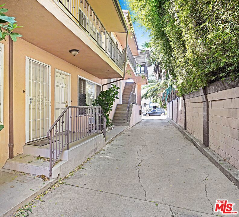 1352 N Las Palmas Avenue