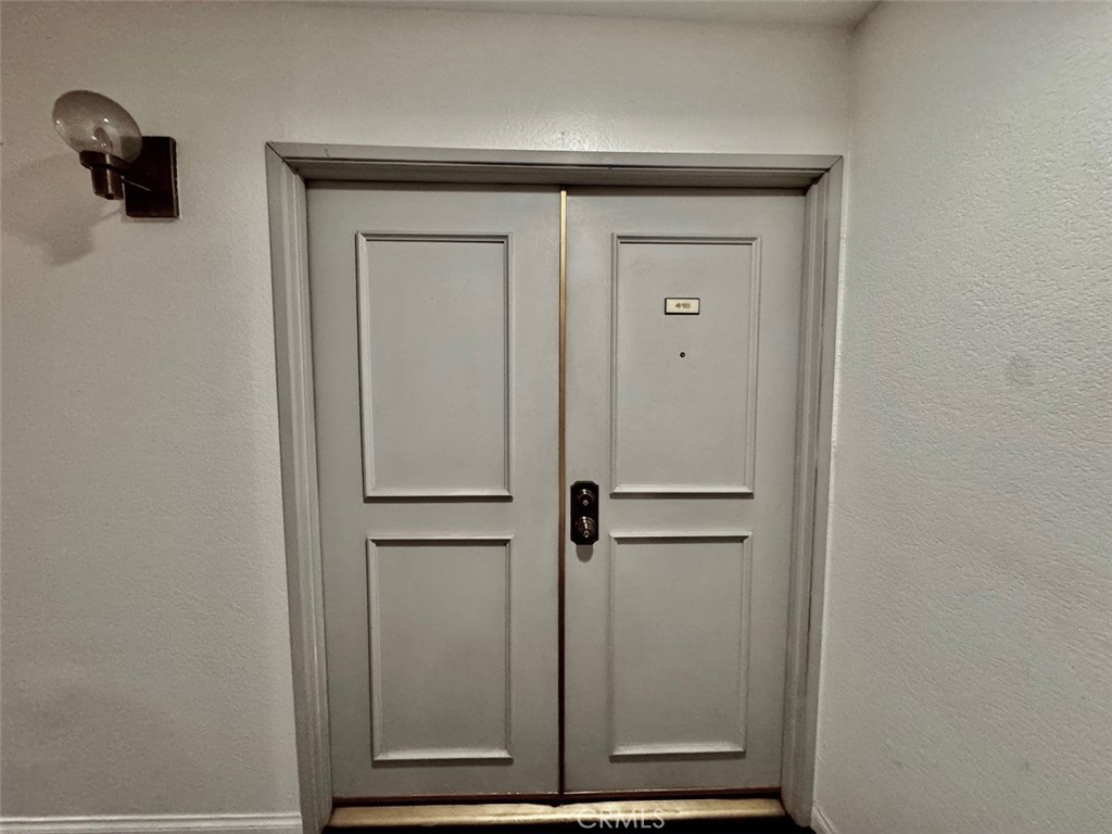 Welcome to 225 N Rose St, a charming 1-bedroom, 2-bathroom condo nestled in the heart of beautiful Burbank. Located in an outstanding, well-maintained
complex, this inviting unit offers wide open living spaces, natural light throughout, and a layout full of potential. Whether you're looking for a cozy place to call
home or the perfect canvas to add your personal touch, this condo delivers comfort, convenience, and endless possibilities. Don’t miss your chance to live in one of
Burbank’s most desirable neighborhoods!