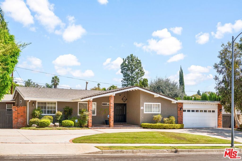 Photo of 11144 Viking Avenue, Porter Ranch, CA 91326 (MLS # 25592079)