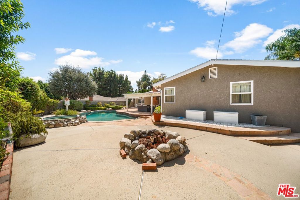 Photo of 11144 Viking Avenue, Porter Ranch, CA 91326 (MLS # 25592079)