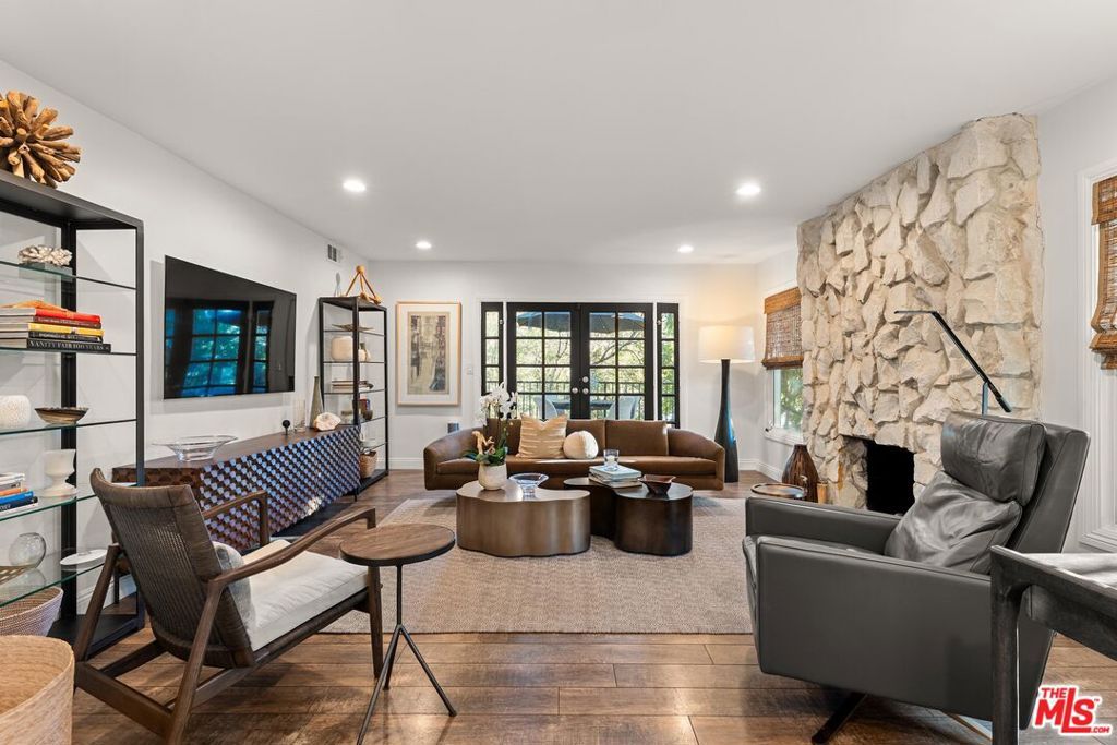 Photo of 5117 Lubao Avenue, Woodland Hills, CA 91364 (MLS # 25605813)