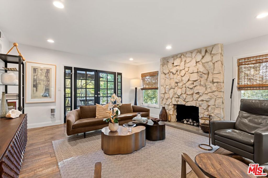 Photo of 5117 Lubao Avenue, Woodland Hills, CA 91364 (MLS # 25605813)
