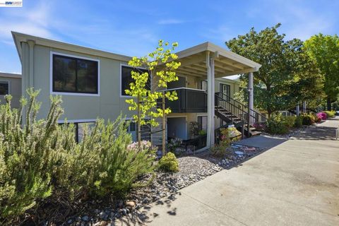 Photo of 1732 Oakmont Dr Dr #4, Walnut Creek, CA 94595 (MLS # 41129920)
