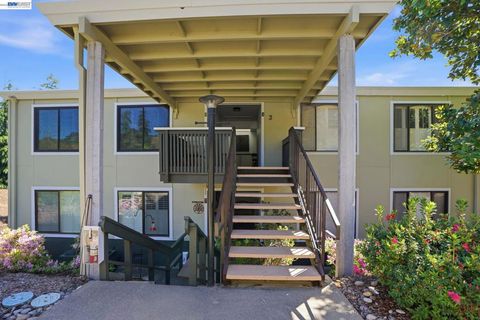 Photo of 1732 Oakmont Dr Dr #4, Walnut Creek, CA 94595 (MLS # 41129920)