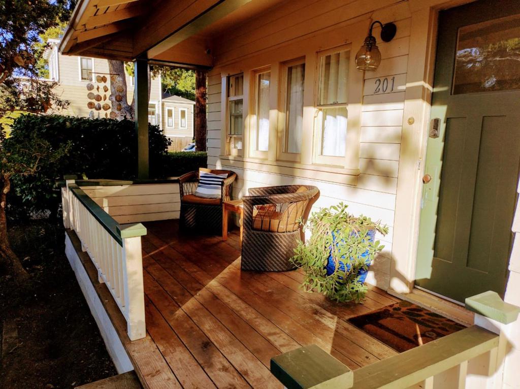 Westside Charming Cottage Downtown - 2 blocks from Lower State. This 1920s cottage is on the historical register of the city of Santa Barbara. It has all modern conveniences including a brand new HVAC system and a newly remodeled bathroom. The walk score of this property is 96, which means everything is within easy walking distance including downtown, the beach, funk zone etc. You can request a link to a video tour.