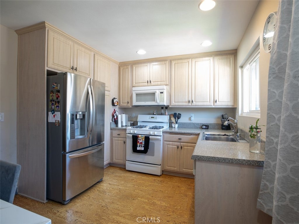 660 S Glassell 12