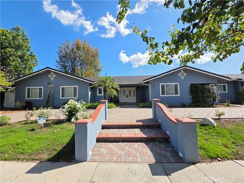 Photo of 19022 Merridy St, Northridge, CA 91324 (MLS # SR26085450)