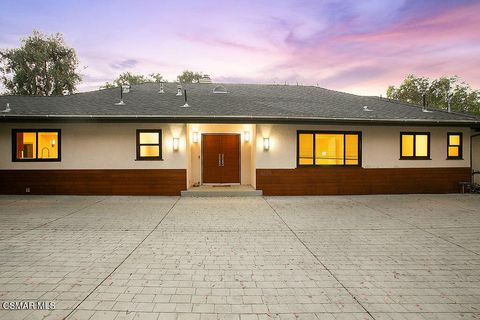 Photo of 5156 Dumont Place, Woodland Hills, CA 91364 (MLS # 226000984)