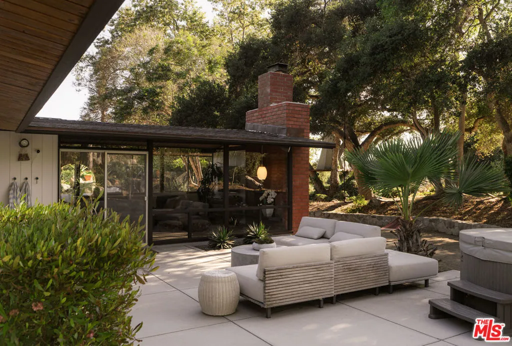 Carpinteria, California 93013, United States, 3 Bedrooms Bedrooms, ,2 BathroomsBathrooms,Residential,Pending,180409