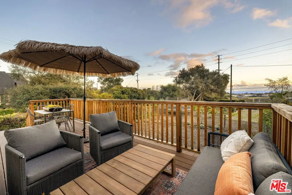 Carpinteria, California 93013, United States, 3 Bedrooms Bedrooms, ,2 BathroomsBathrooms,Residential,Pending,180409