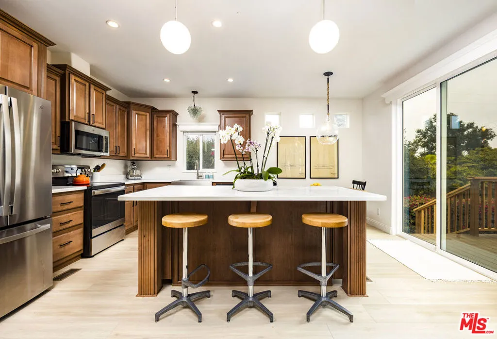 Carpinteria, California 93013, United States, 3 Bedrooms Bedrooms, ,2 BathroomsBathrooms,Residential,Pending,180409