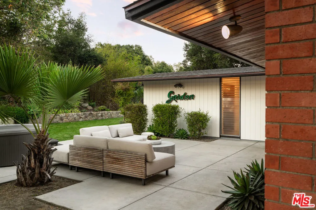 Carpinteria, California 93013, United States, 3 Bedrooms Bedrooms, ,2 BathroomsBathrooms,Residential,Pending,180409