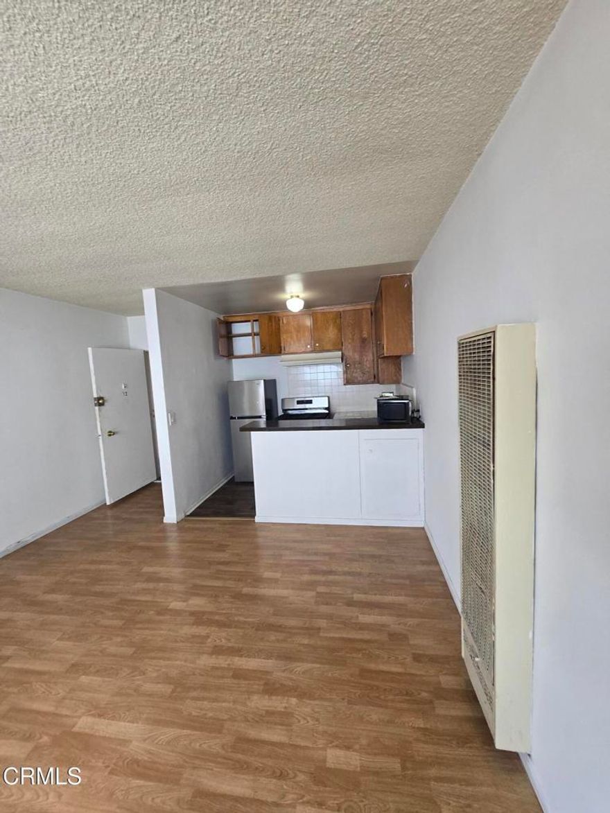 Well maintained 1 bed 1 bath apartment in the heart of East Hollywood. This unit is just minutes from Melrose Ave & Santa Monica Blvd plenty of restaurants, parks, night life & entertainment this is the perfect unit for someone looking to be in the center of town.