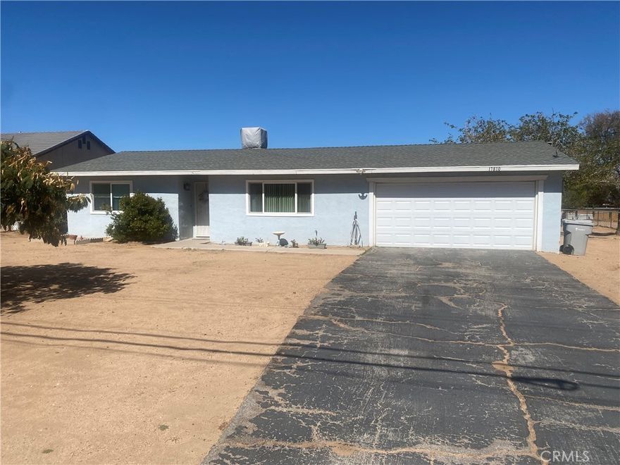 Charming 2 Bedroom, 1 Bath Home on a Spacious 21,000 Sq Ft Lot!

 Central A/C.  Large lot with endless potential — perfect for expansion, RV parking, or outdoor living.  Conveniently located near schools and shopping centers.   Ideal for first-time buyers,
