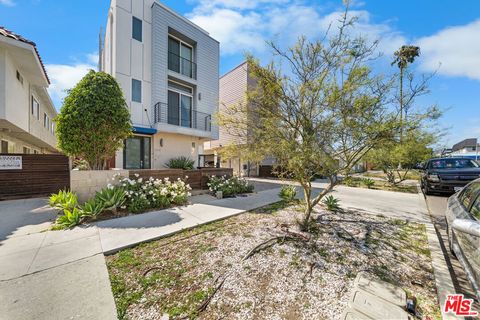 Photo of 319 S Serrano Avenue, Los Angeles, CA 90020 (MLS # 26831687)