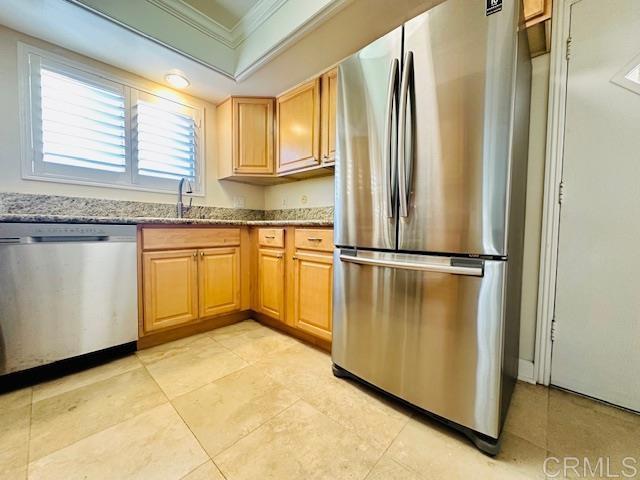 Main image without alt text