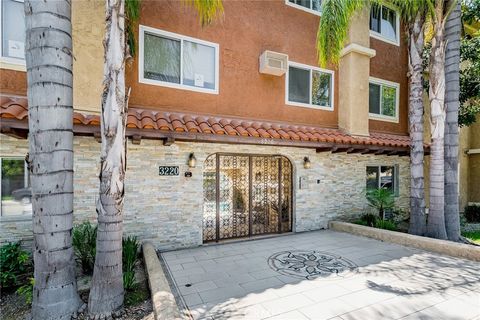 Photo of 3220 Altura Avenue #103, Glendale, CA 91214 (MLS # GD26001900)