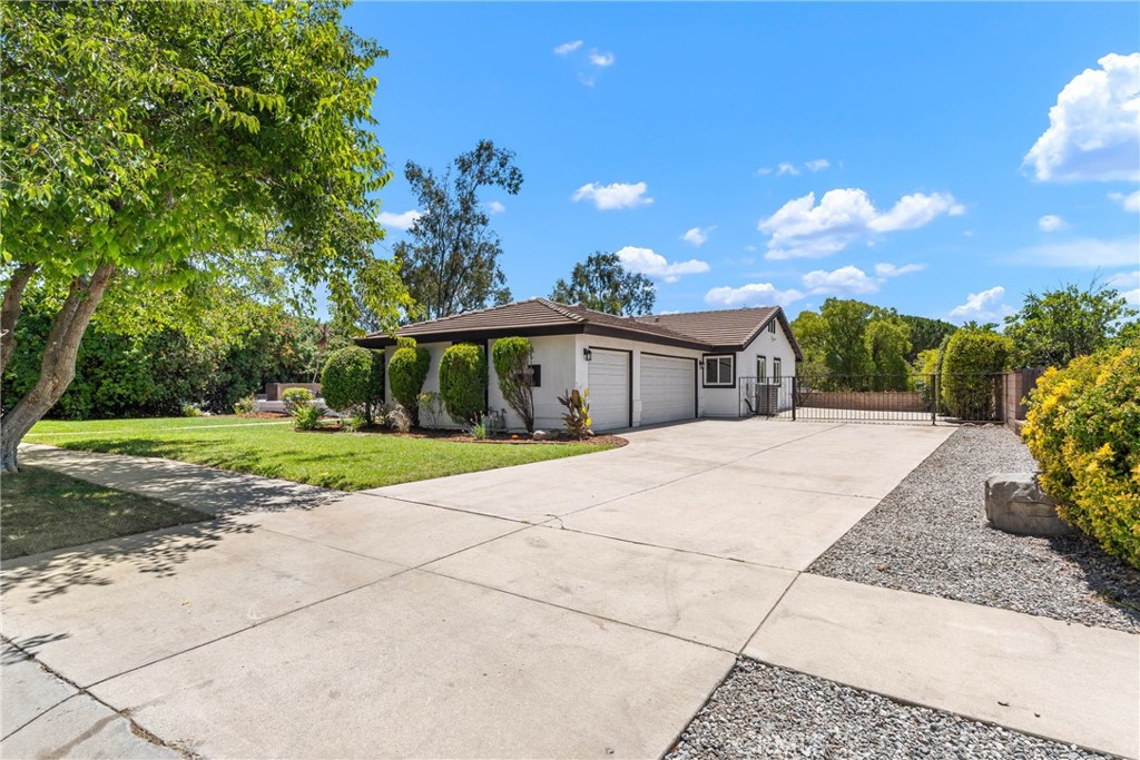 426 E Holyoke Place