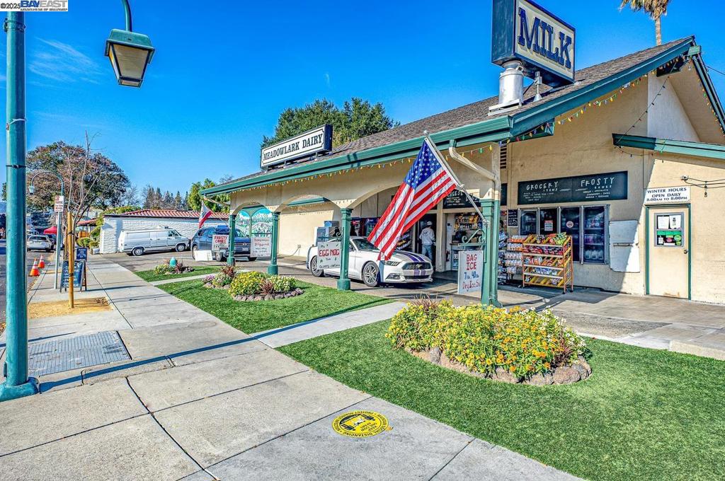 DEL VALLE COURT - Residential