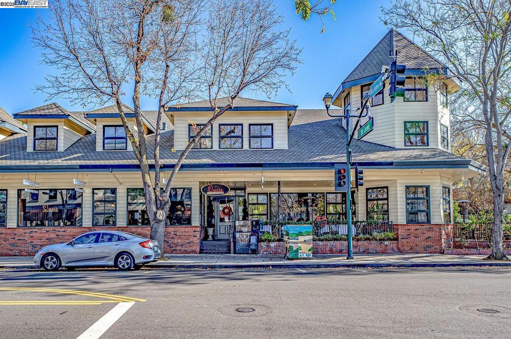 DEL VALLE COURT - Residential