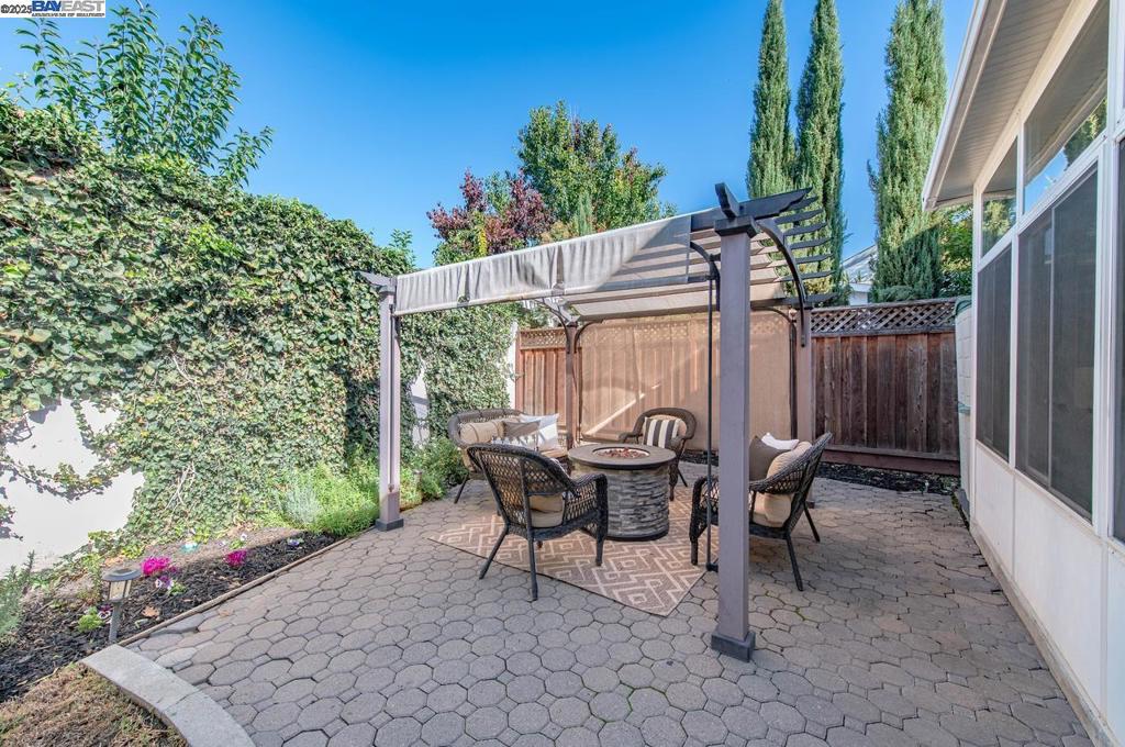 DEL VALLE COURT - Residential