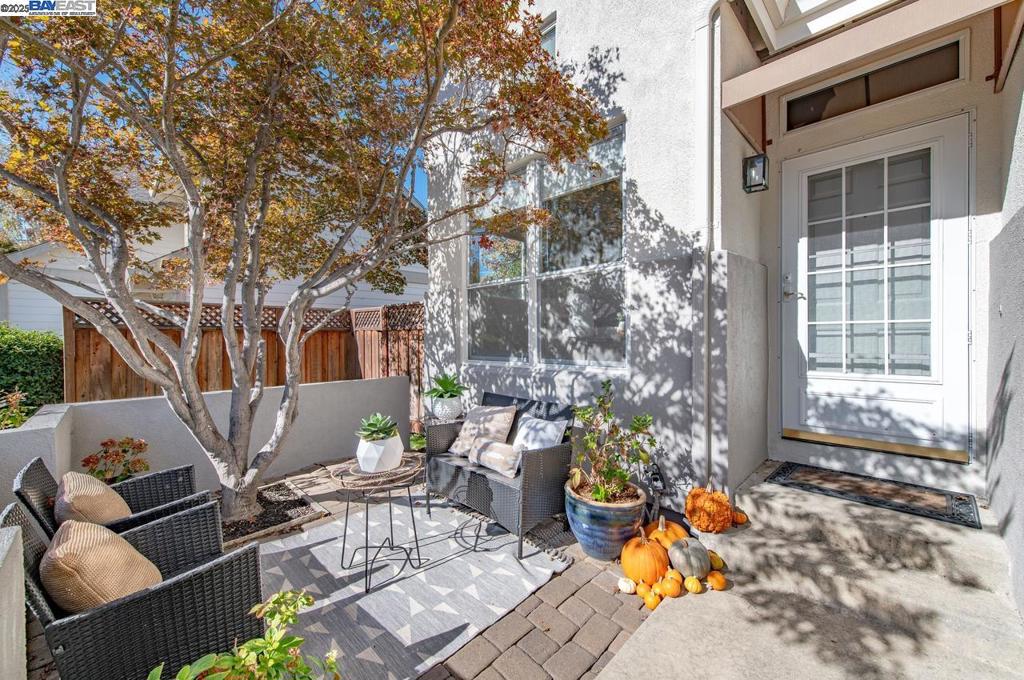 DEL VALLE COURT - Residential