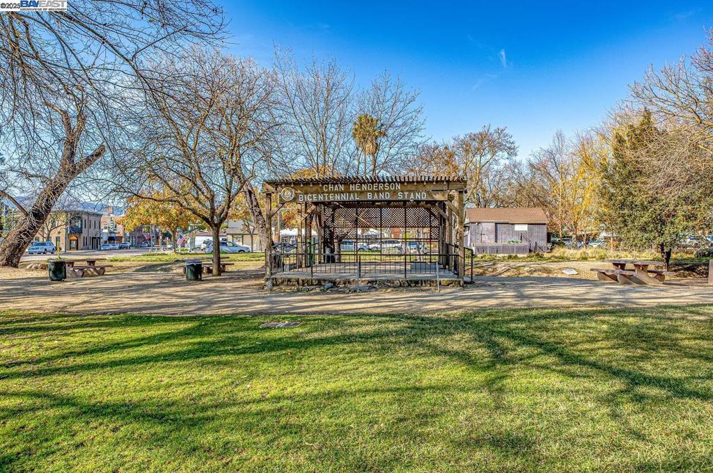 DEL VALLE COURT - Residential