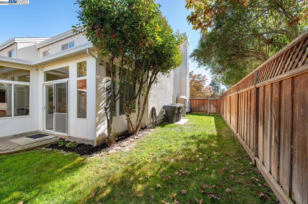 DEL VALLE COURT - Residential