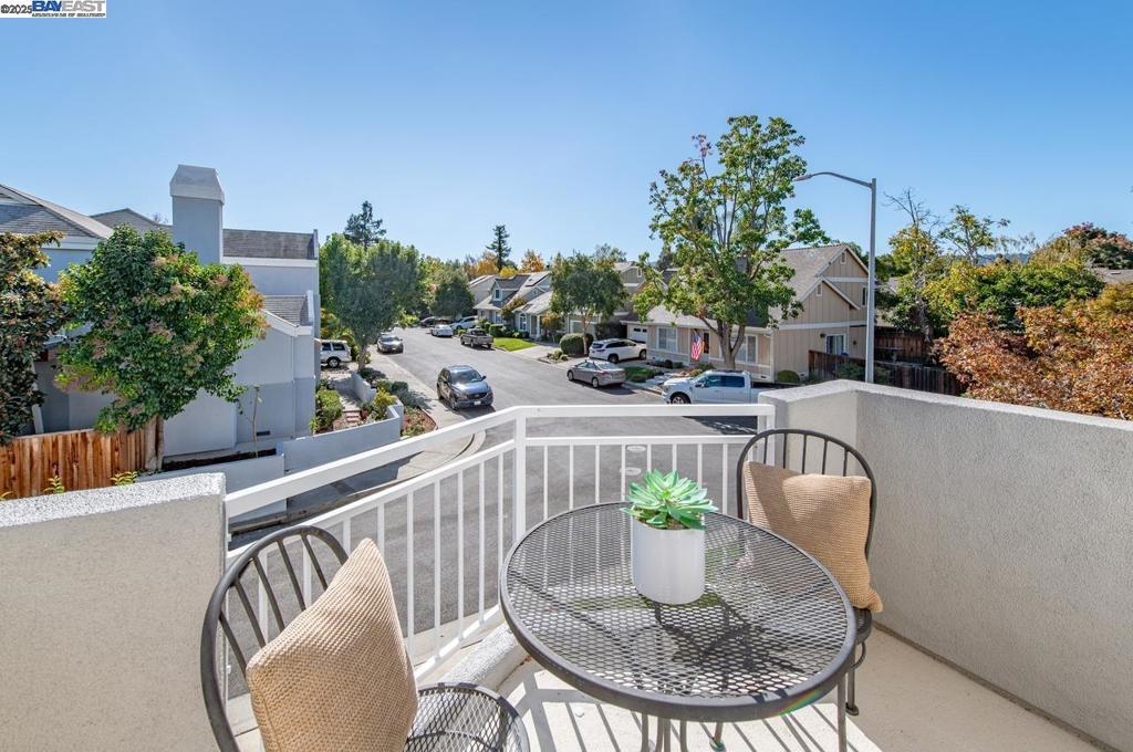 DEL VALLE COURT - Residential