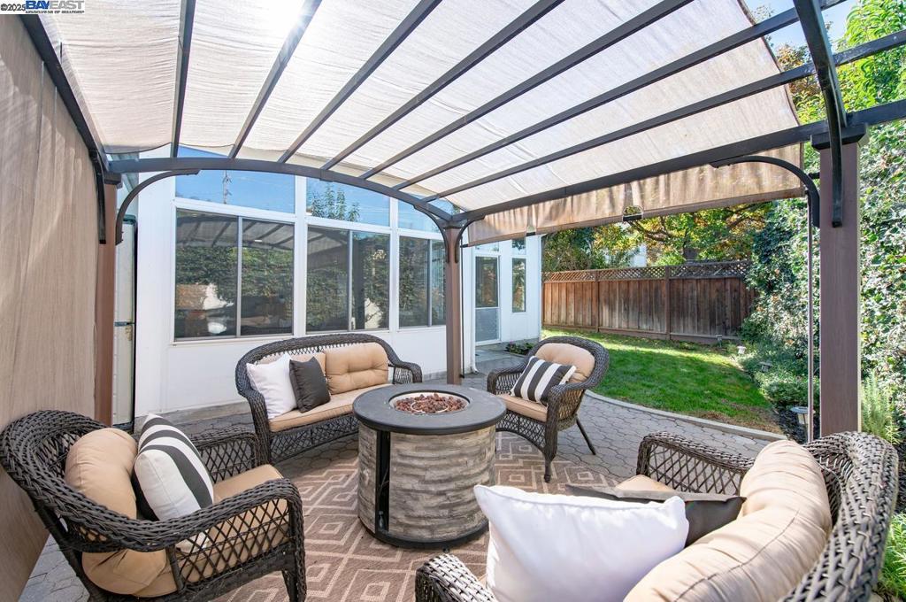 DEL VALLE COURT - Residential