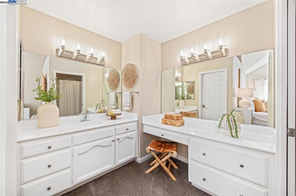 DEL VALLE COURT - Residential