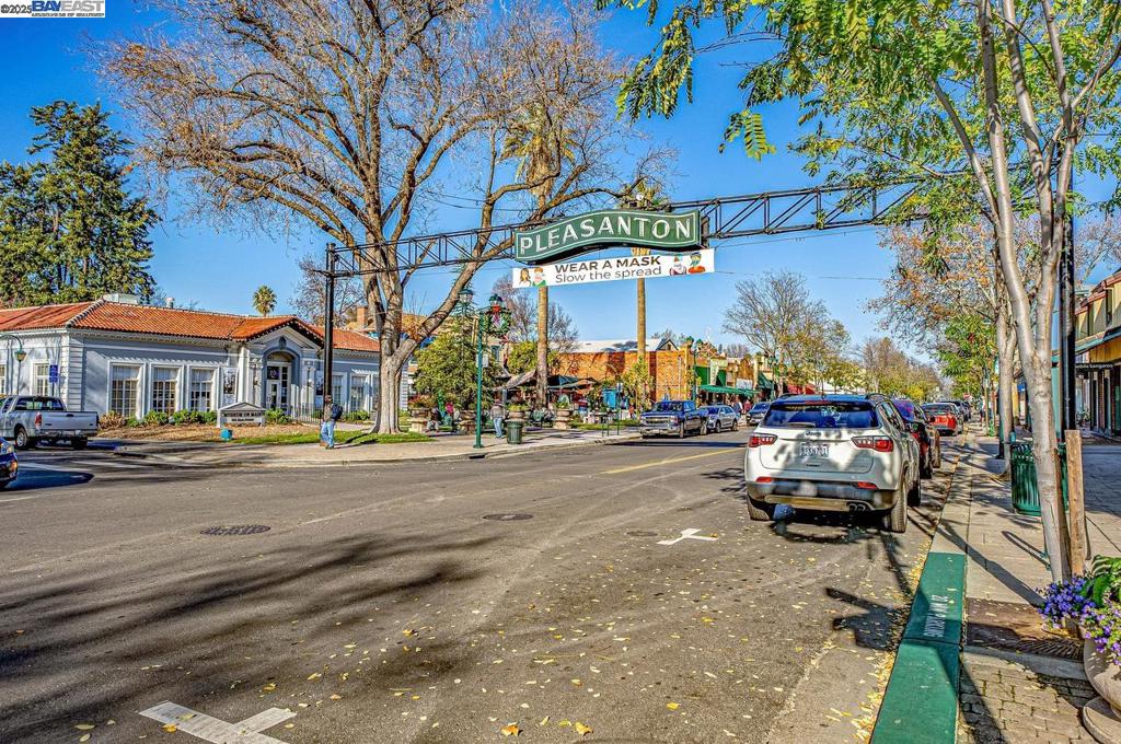 DEL VALLE COURT - Residential