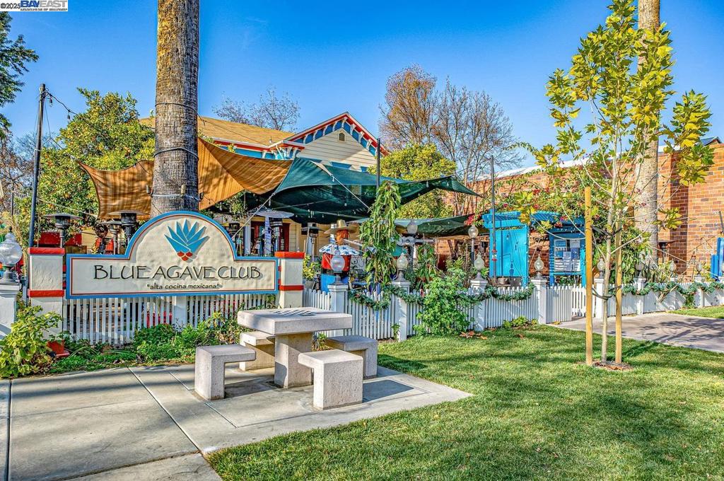 DEL VALLE COURT - Residential